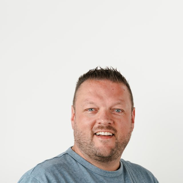 Erik, rekruter techniki instalacyjnej w Jobxion, przy pracy w biurze w Tiel
