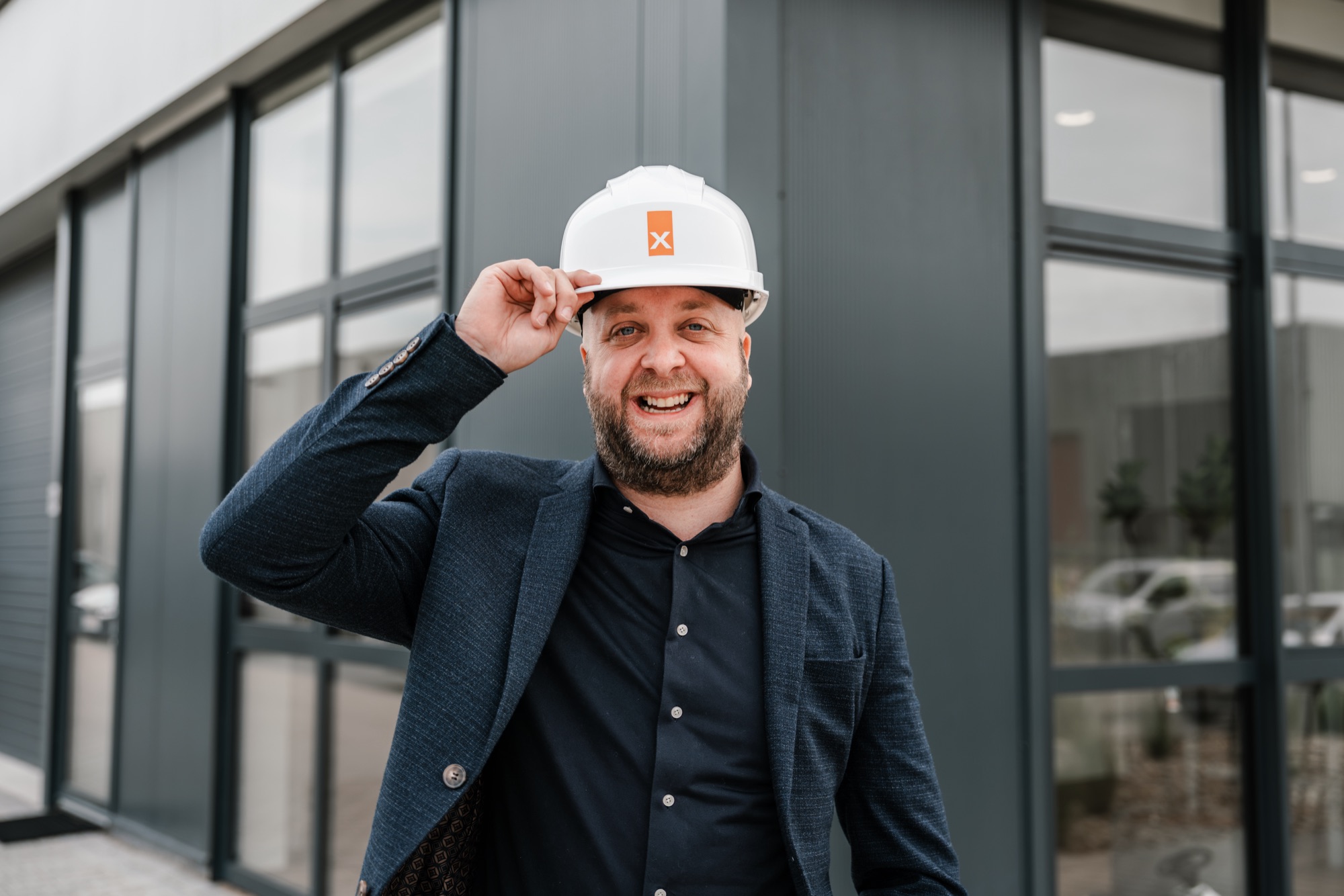 Medewerker van Jobxion met bouwhelm voor het kantoor in Tiel